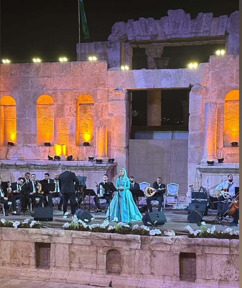 الأيقونة السمراء فاطمة الهاشمي تتألق على المسرح الشمالي