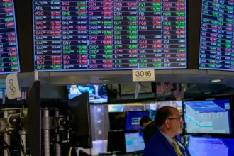 مؤشرات وول ستريت تتعافى بعد أسبوع من التقلبات