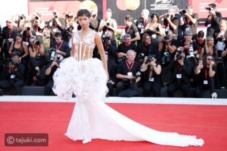 تايلور راسل تتألق في مهرجان فينيسيا السينمائي 2024 بإطلالة كلاسيكية