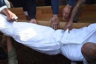 ما الحكمة من تكفين الميت بالقماش الأبيض؟