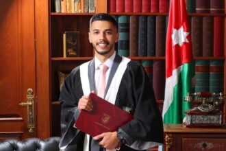 موسى غنيمات وعائلته يهنئون ابنهم المحامي احمد
