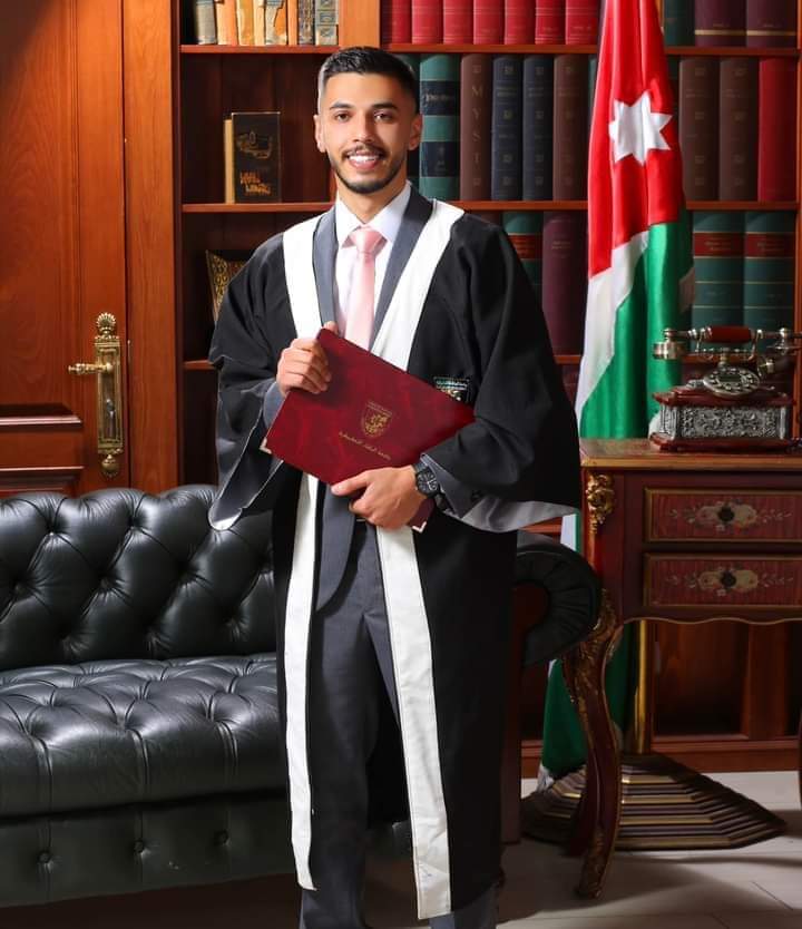 موسى غنيمات وعائلته يهنئون ابنهم المحامي احمد