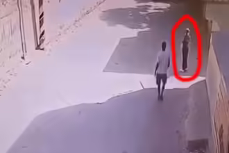 شاب مصري يسرق هاتف فتاه و يهرب راكباً "توك توك"( فيديو)