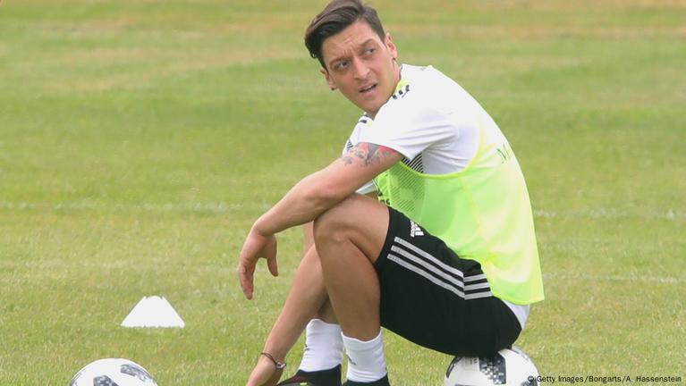 لاعب مدريد سابقاً "مسعود أوزيل" يضع فلسطين بدلاً من اسرائيل على الخارطة