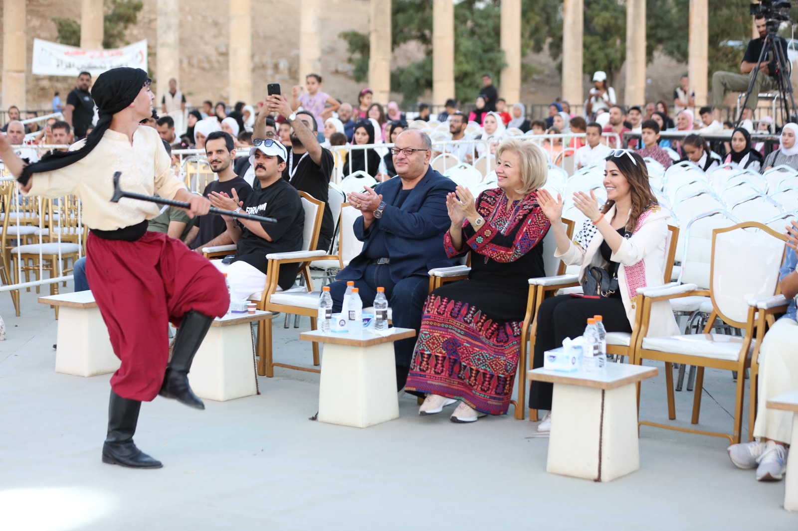 فرقة "أوف ستيج" تسطر ليلة تراثية فلسطينية في جرش (صور)