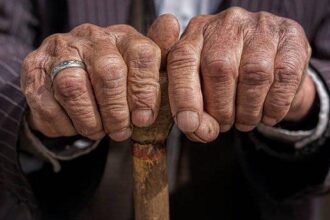 رجل (95) يتزوج حبيبته (90) بعد 60 عامًا