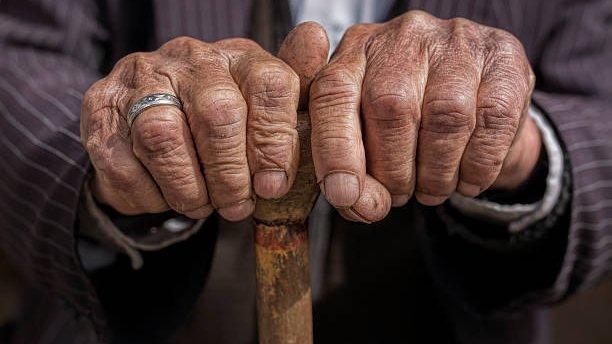 رجل (95) يتزوج حبيبته (90) بعد 60 عامًا