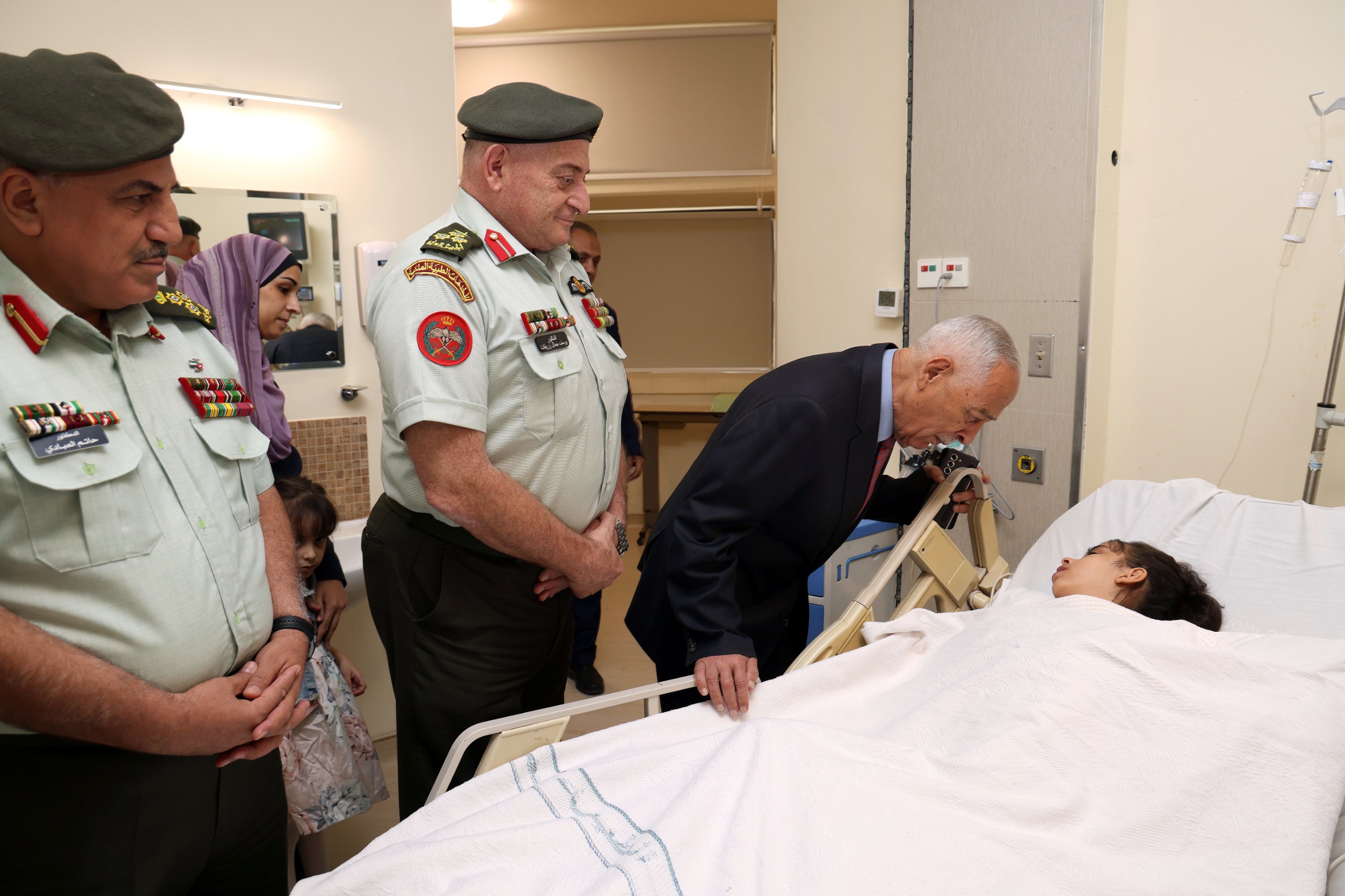 صورة حول : مندوبا عن الملك.. العيسوي يطمئن على صحة طفلة من غزة تتلقى العلاج بمدينة الحسين الطبية مندوبا عن الملك.. العيسوي يطمئن على صحة طفلة من غزة تتلقى العلاج بمدينة الحسين الطبية