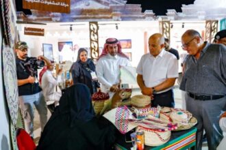 وزير الاتصال الحكومي يزور جناح السفارات العربية في مهرجان جرش