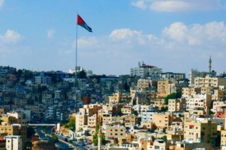 طقس حارة نسبياً في معظم مناطق المملكه مع ظهور بعض الغيوم على إرتفاعات عالية