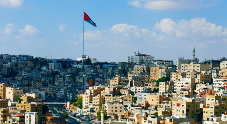 طقس حارة نسبياً في معظم مناطق المملكه مع ظهور بعض الغيوم على إرتفاعات عالية