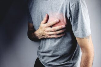 عاجل| طبيب يوضح أسباب وفاة الشباب بسبب الجلطات