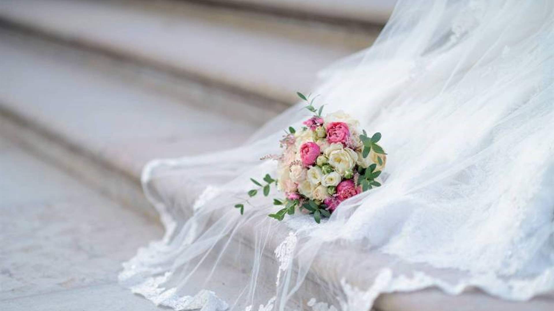 عروس بريطانية تثير دهشة الحضور بتصرف مفاجئ في زفافها