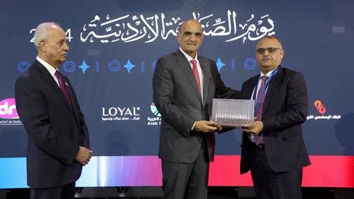 الخصاونة يكرم 100 شركة من ضمنها الاردنية لانتاج الادوية "فيديو وصور"