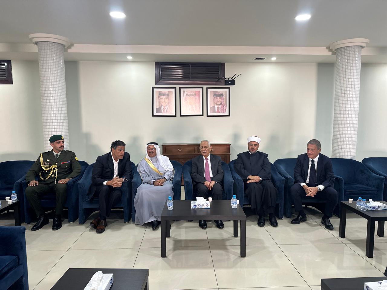 عاجل |مندوبا عن الملك وولي العهد.... العيسوي يعزي الكلالدة وآل خير والربيحات وآل حسن