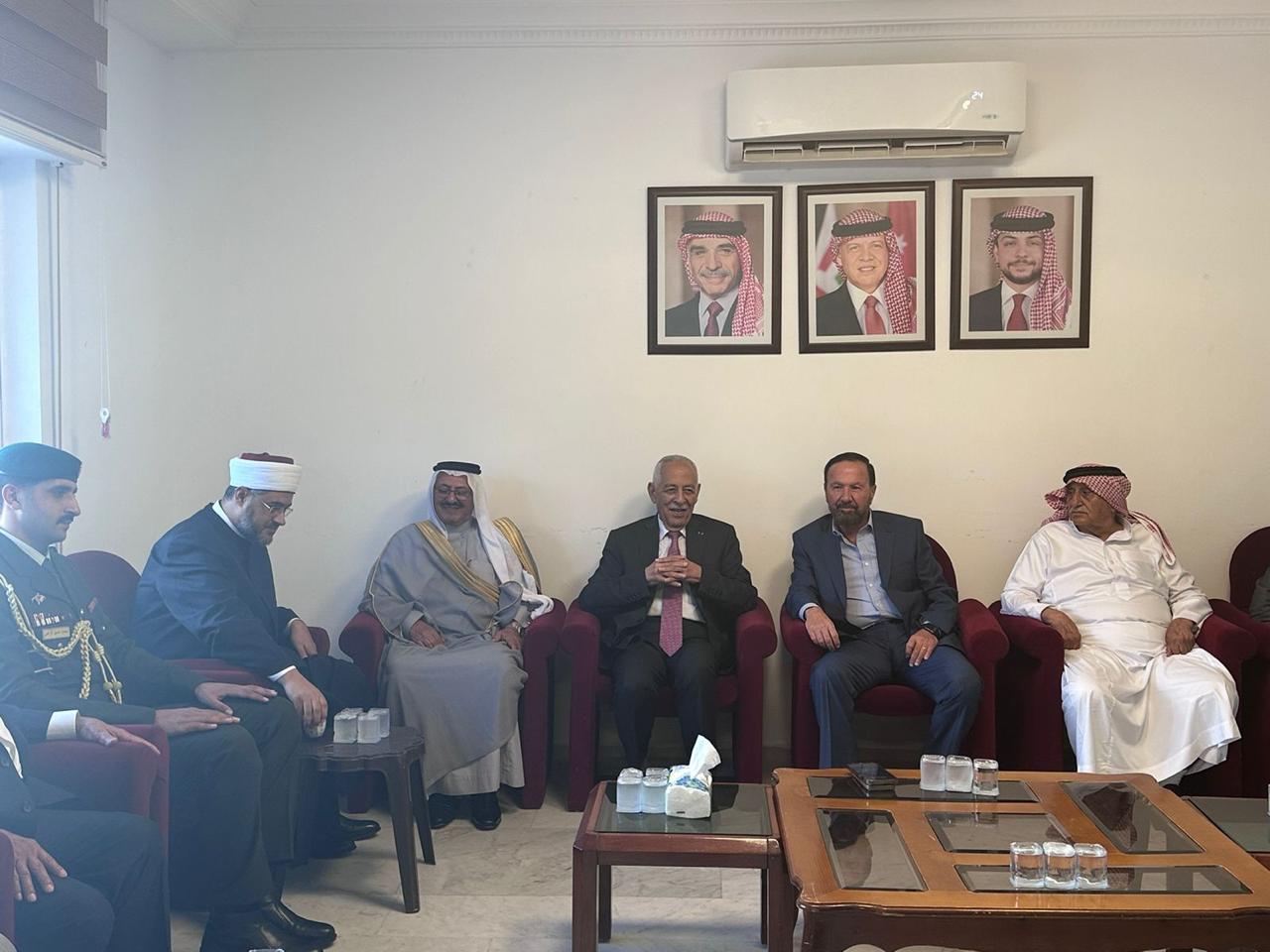 عاجل |مندوبا عن الملك وولي العهد.... العيسوي يعزي الكلالدة وآل خير والربيحات وآل حسن