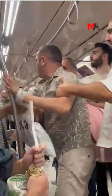تركي يعـتدي على طفل سوري في مترو إسطنبول(فيديو)