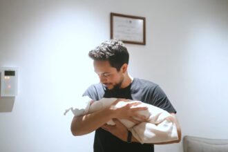 عاجل||ولي العهد يؤذن في أذن مولودته(فيديو)