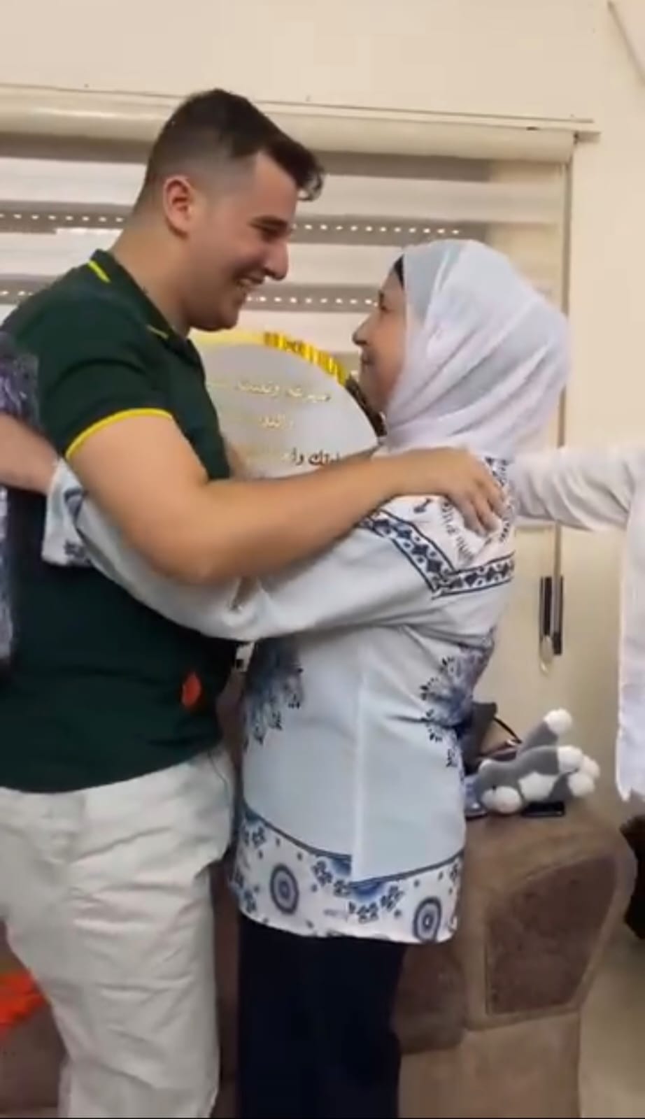 والدي الطالب احمد المجالي يفاجأنه بيافطة تعزيزيه بعد انتهاء الامتحانات  الثانوية