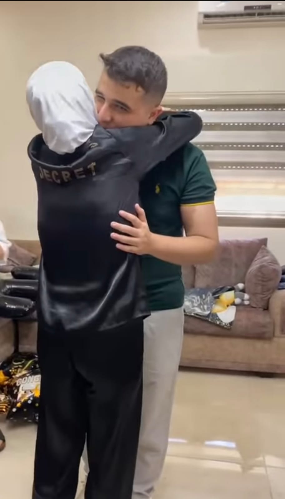 والدي الطالب احمد المجالي يفاجأنه بيافطة تعزيزيه بعد انتهاء الامتحانات  الثانوية