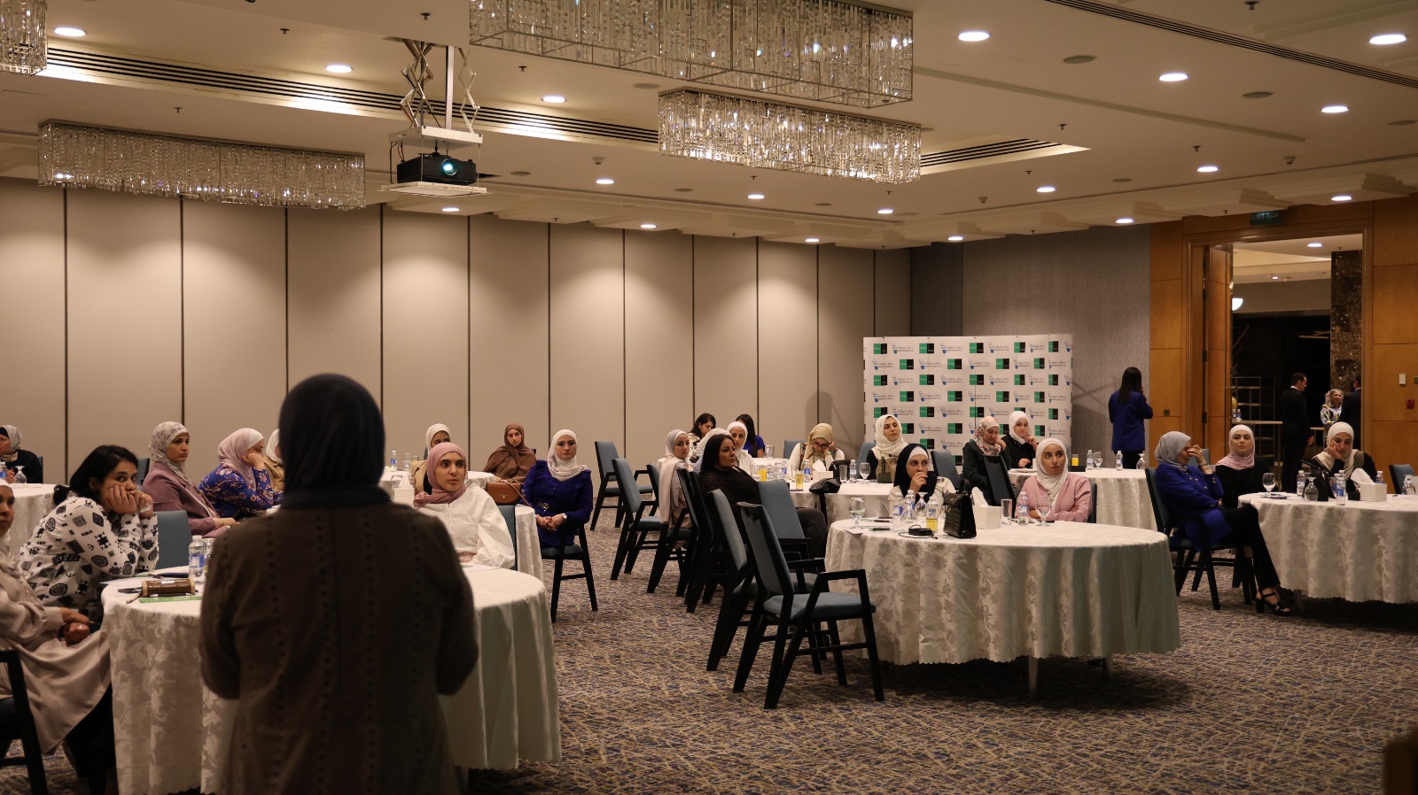 مستشفى الاستقلال يشارك بمحاضرة توعوية بمناسبة الاسبوع العالمي للرضاعة الطبيعة بالتعاون مع شركة كبسوله