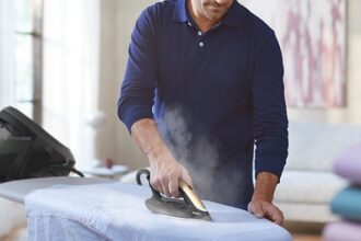 زوج يكوي زوجته بالمكواه بسبب طبق المعكرونة