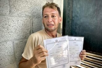 ذهب لاستخراج شهادات ميلاد لطفليه وعاد ليزفهما شهيدين: مأساة محمد أبو القمصان في غزة