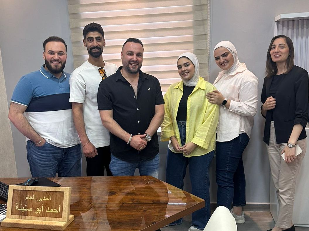 احمد أبو سنينه يهدي موظفيه مجدداً هدايا قيمة للمرة الرابعة(فيديو)
