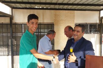 طالب يعثر على مبلغ 3500 دينار .. والمدرسة تكرمه