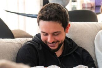 ولي العهد يحتضن الأميرة إيمان بنت الحسين بن عبدالله الثاني