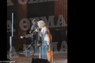 مغنية يونانية تتعرض لجلطة دماغية على المسرح ( فيديو)