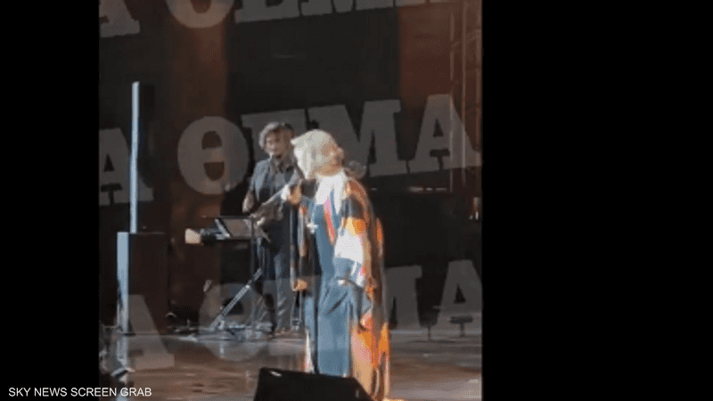 مغنية يونانية تتعرض لجلطة دماغية على المسرح ( فيديو)
