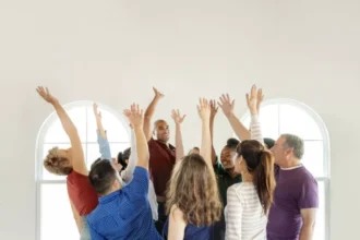 ما هي صفات الموظفين النشيطين في ميادين العمل المختلفة ؟