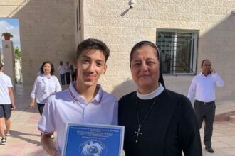 تكريم الطالب أحمد ثائر الزعبي بحصوله على تقدير من فرنسا وسويسرا ولقب “سفير السلام”