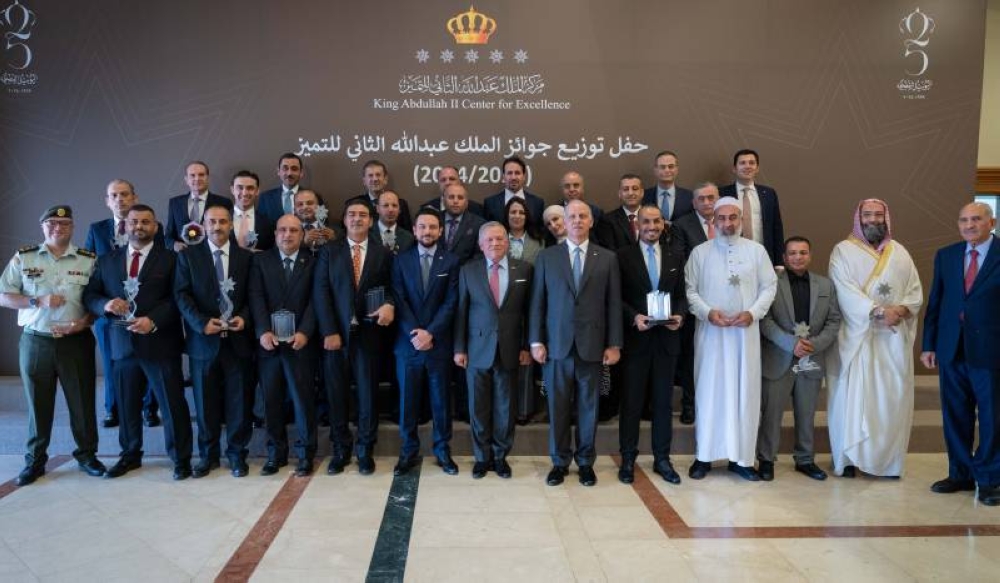 عاجل | الملك يكرم الفائزين بجوائز التميز في حفل مهيب