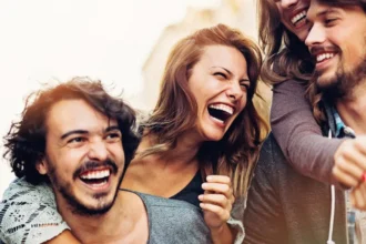 هل يمكن لتمارين الضحك أن تكون بديلاً فعالاً للدموع الاصطناعية؟