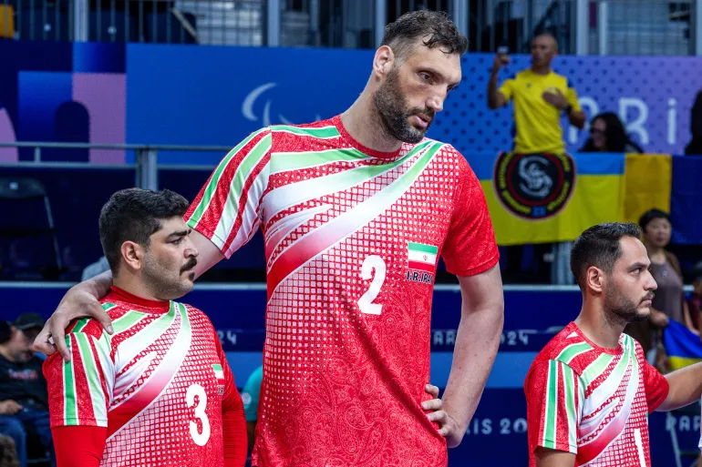 ثاني اطول رجل في العالم ينام على الأرض في باريس .. ما السبب ؟