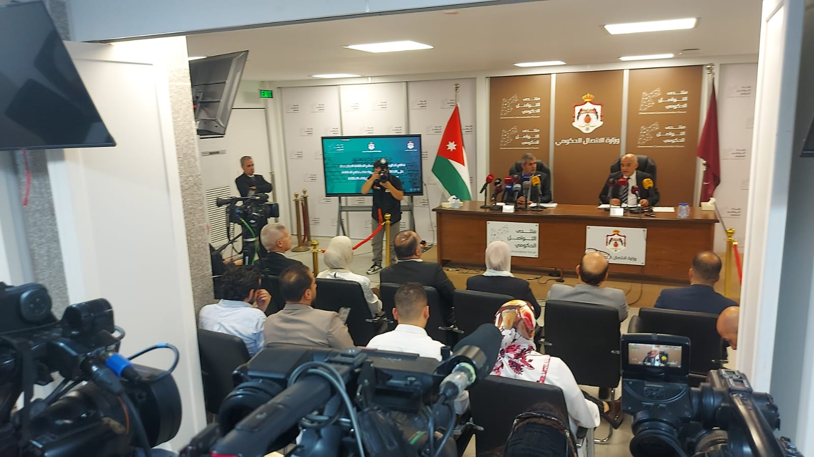 المبيضين يكشف تفاصيل نظام ربط منشآت الطاقة المتجددة(فيديو )