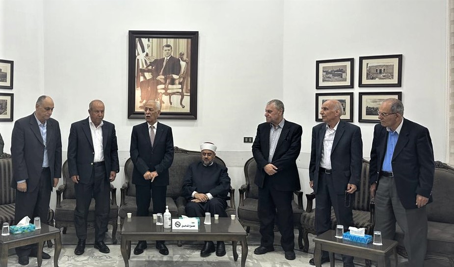 مندوبا عن الملك وولي العهد..العيسوي يعزي آل ميرزا والبطيخي*