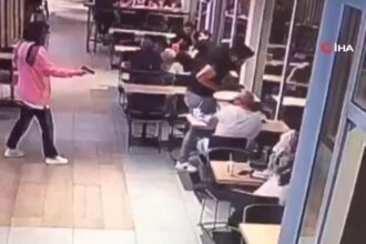 امرأة تركية تطلق النار على رجل في إحدى مقاهى اسطنبول (فيديو)
