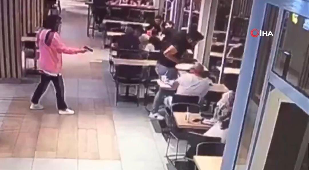 امرأة تركية تطلق النار على رجل في إحدى مقاهى اسطنبول (فيديو)