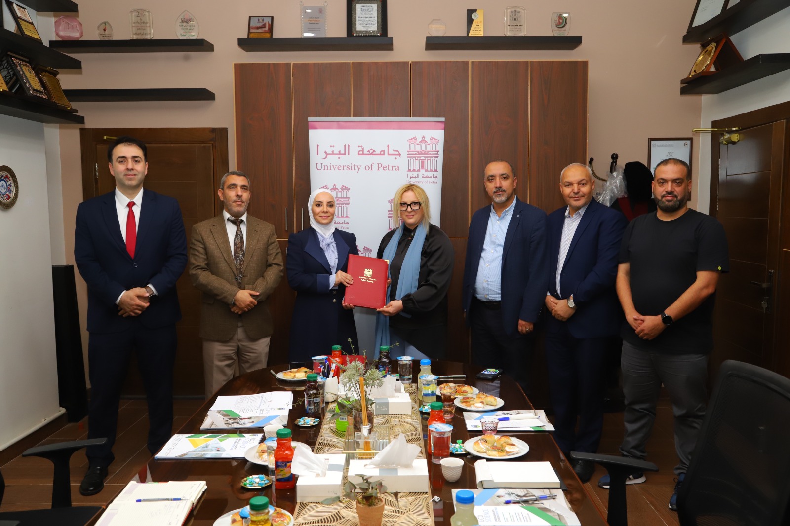 صورة حول : جامعة البترا وكلية دبلن الجامعية توقعان مذكرة تفاهم لتعزيز التعاون الأكاديمي وبرامج التبادل الطلابي جامعة البترا وكلية دبلن الجامعية توقعان مذكرة تفاهم لتعزيز التعاون الأكاديمي وبرامج التبادل الطلابي