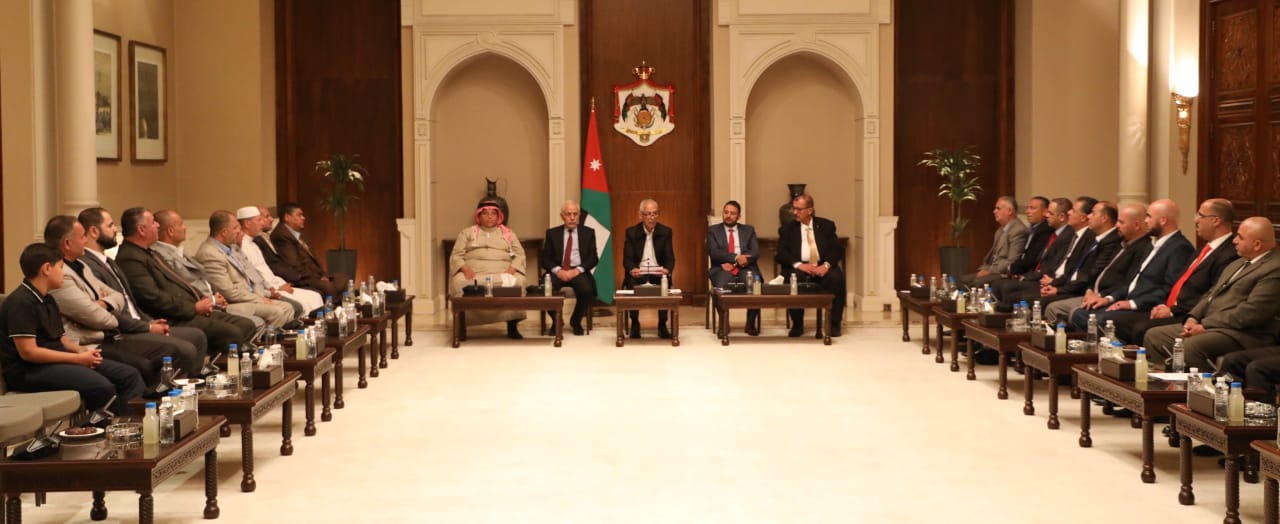 رئيس الديوان الملكي يلتقي متقاعدين عسكريين ووفدا من أبناء عشيرة آل عبادة