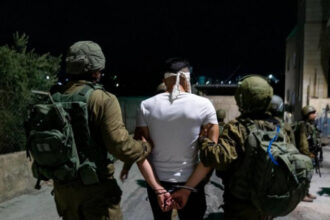 قوات الاحتلال تعتقل 40 فلسطينيا من الضفة بينهم أسرى سابقين