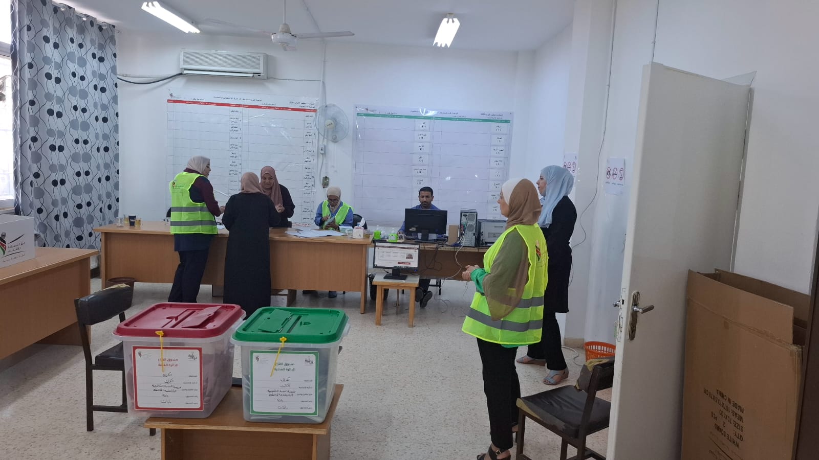 53% نسبة التصويت بالكرك و 29% بالقصر وفقوع حتى السادسة مساء (فيديو وصور)