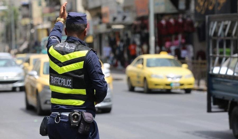 السير: التعامل مع عدد من المعيقات المرورية
