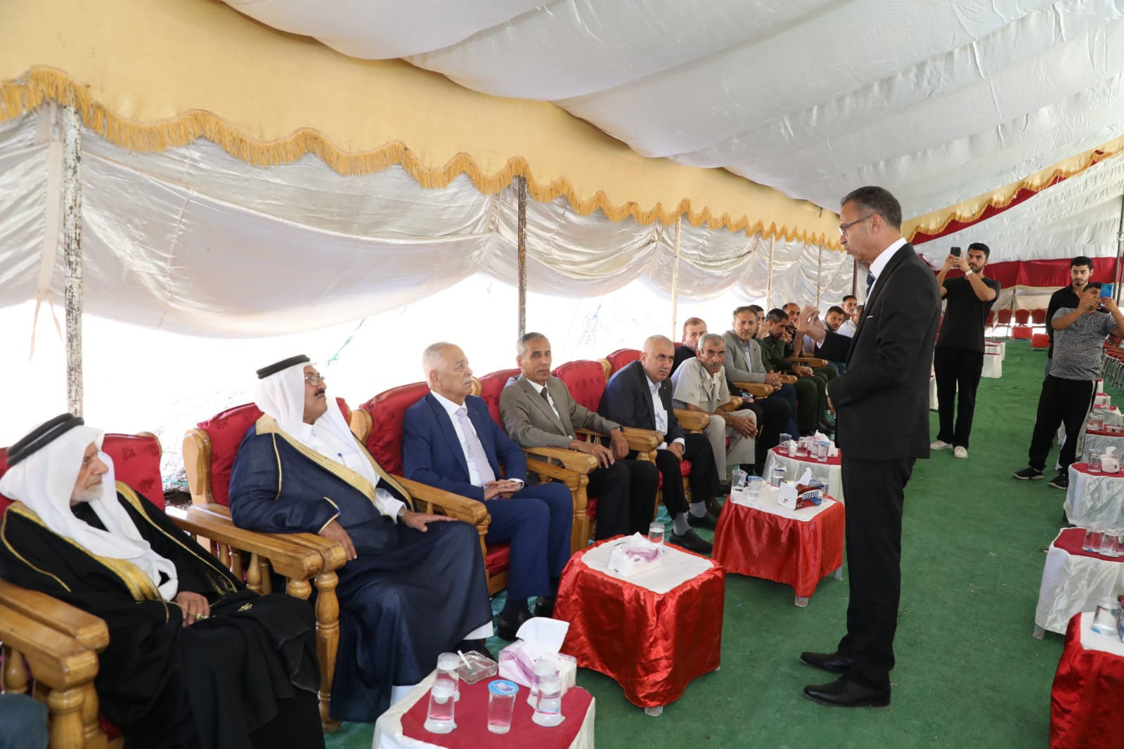 مندوبا عن الملك وولي العهد.... العيسوي يعزي عشيرة العدوان