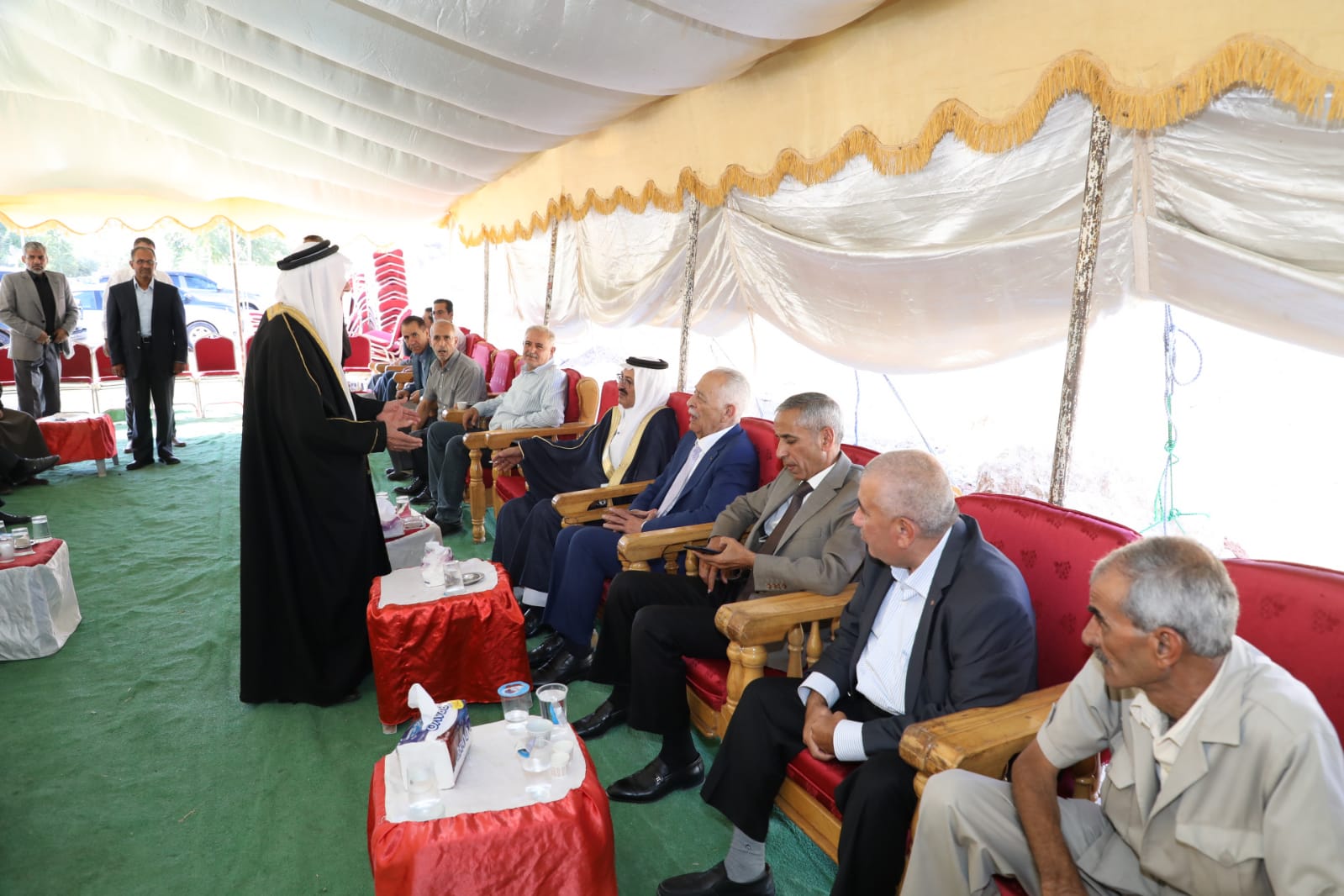 مندوبا عن الملك وولي العهد.... العيسوي يعزي عشيرة العدوان