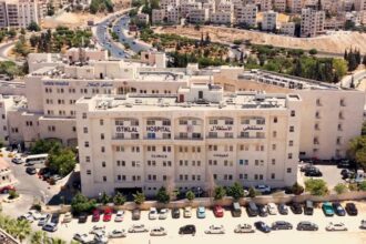 وفد من الجمهورية الجزائرية يزور مستشفى الاستقلال لتعزيز التعاون الطبي وتبادل الخبرات