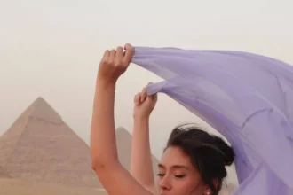 النجمة التركية "نسليهان أتاغول" تستعرض حملها في مصر